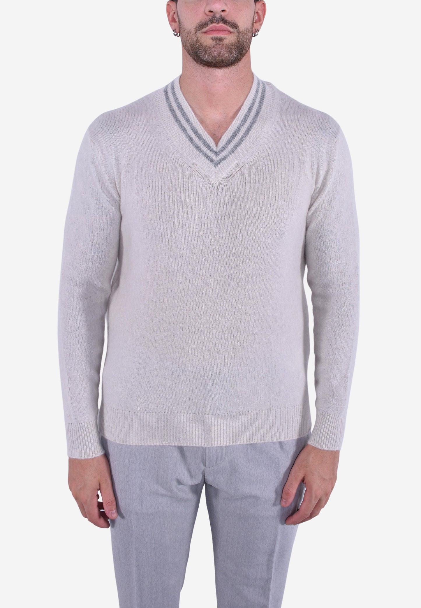 MAGLIONE A V CON RICAMI